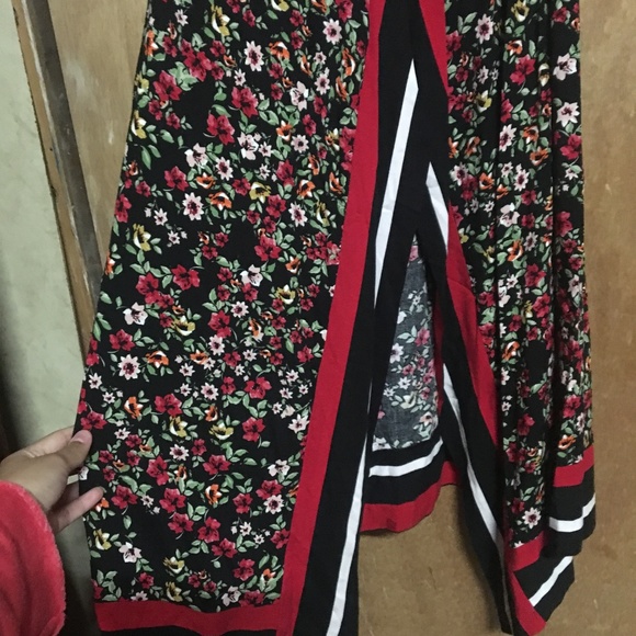 NWT Black/Red wrap dress with floral pattern - Picture 5 of 8